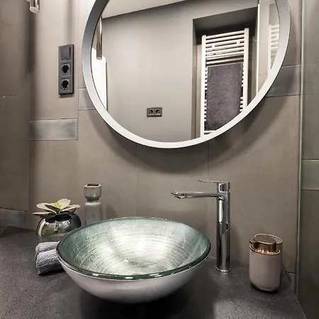 Holló 3 Bedroom Downtown Apartman