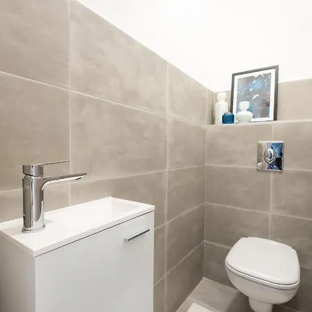 Holló 3 Bedroom Downtown Apartman