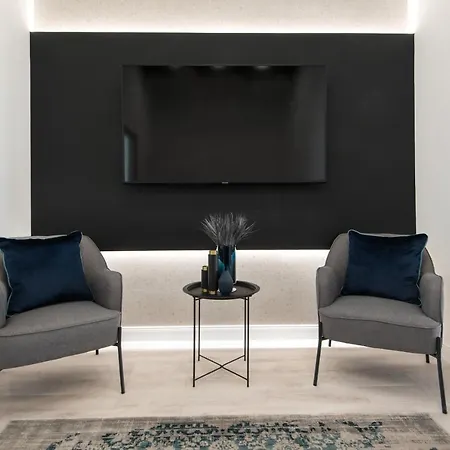 Hollo 3 Bedroom Downtown Apartment *