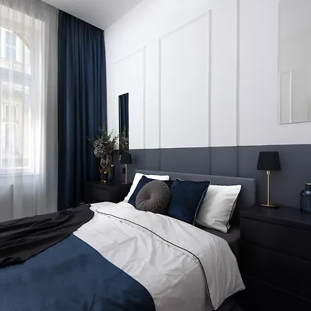 Hollo 3 Bedroom Downtown Apartment