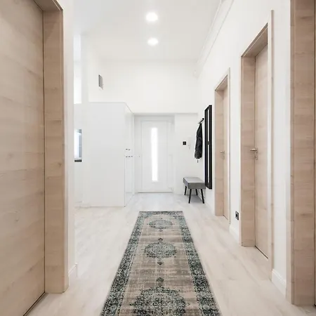 Apartman Holló 3 Bedroom Downtown *