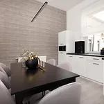 Διαμέρισμα Hollo 3 Bedroom Downtown